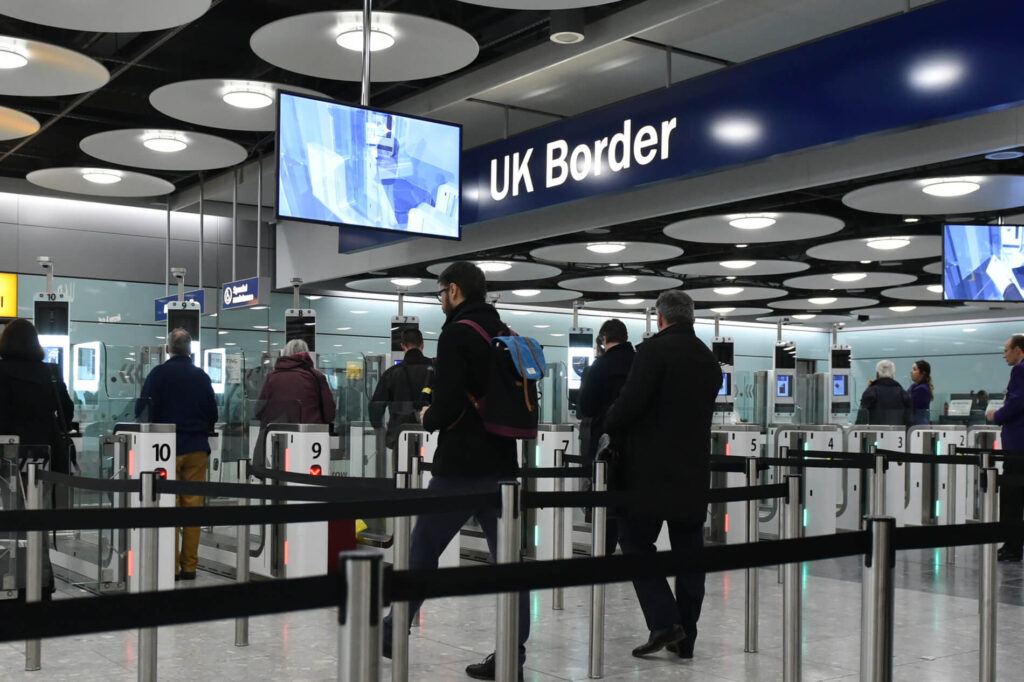 travelers_arriving_at_uk_border.jpg