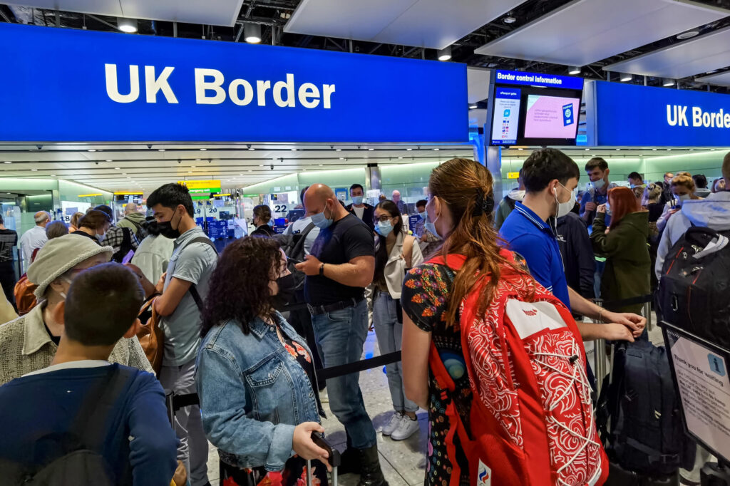 travelers_queue_at_the_uk_border_london_heathrow.jpg