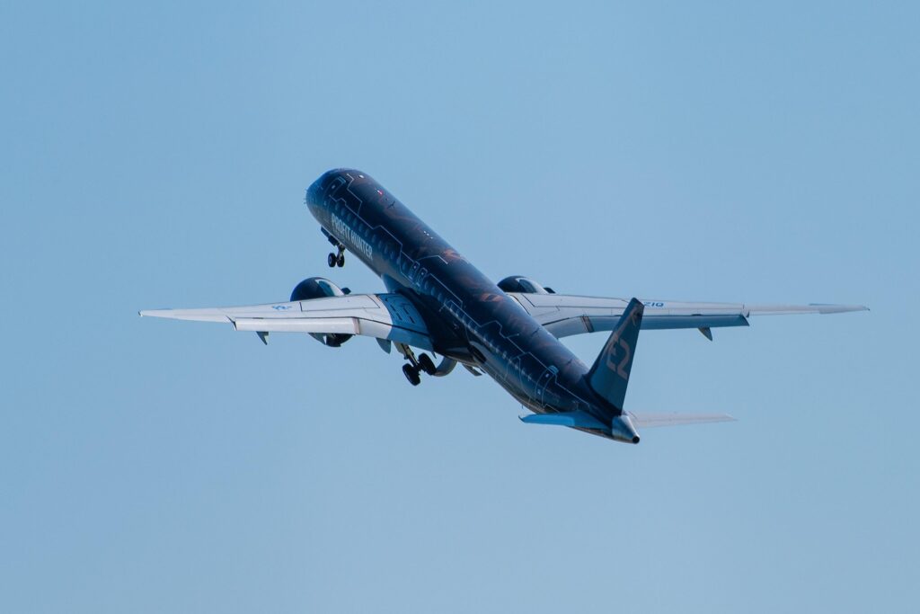 twin-engine_narrow-body_passenger_aircraft_embraer_e-jet_e195-e2.jpg