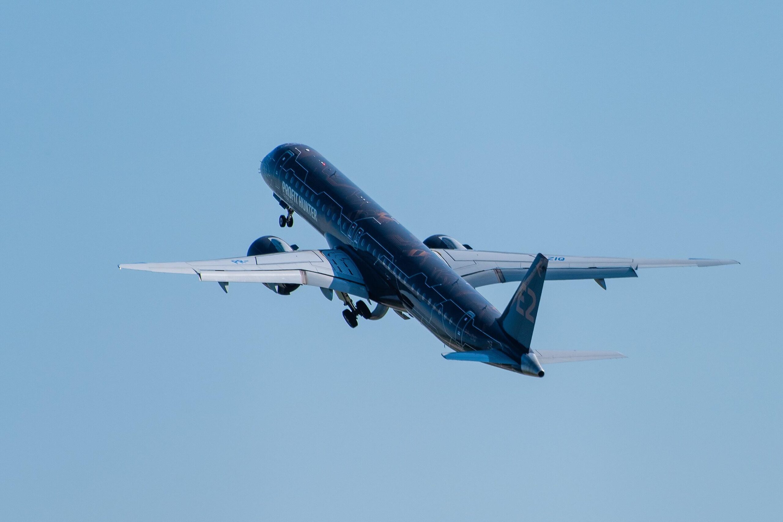twin-engine_narrow-body_passenger_aircraft_embraer_e-jet_e195-e2.jpg