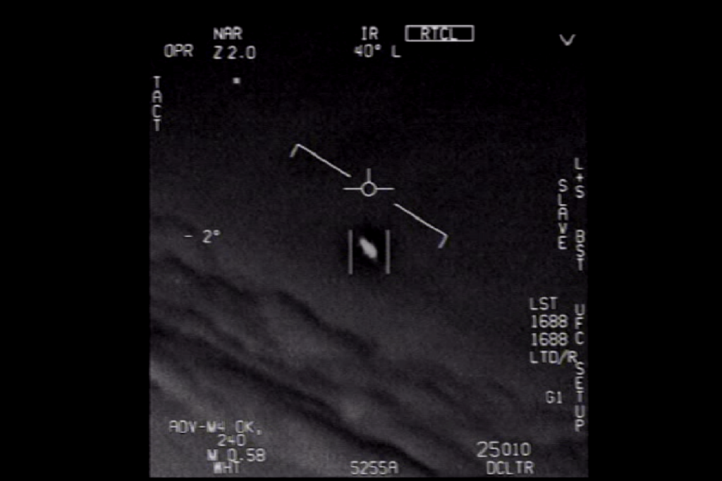 ufo_sighted_by_the_us_navy-1.png