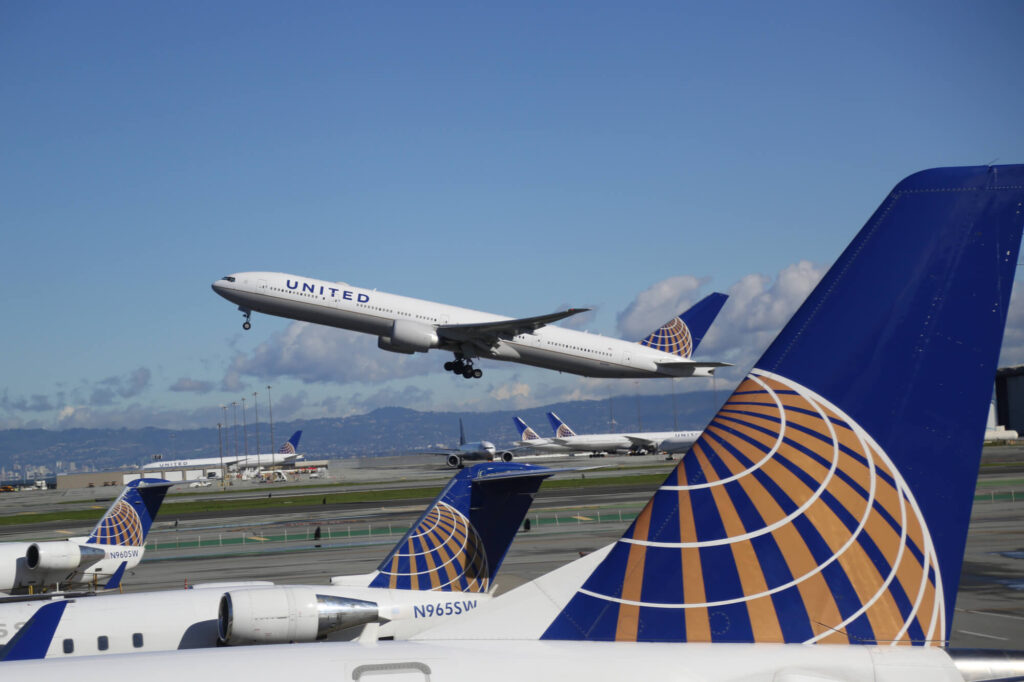 united_airlines_aircraft_takes_off.jpg