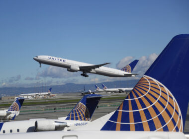 united_airlines_aircraft_takes_off.jpg