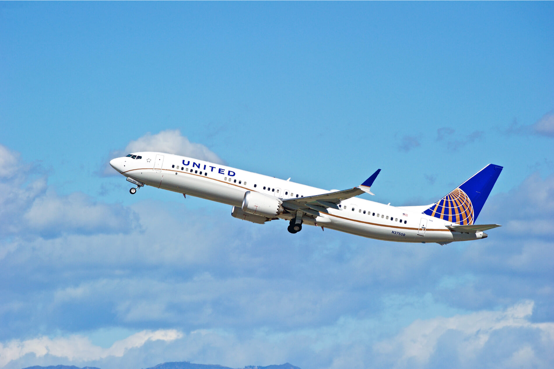united_airlines_boeing_737_max_departing_los_angeles_international_airport_lax.jpg