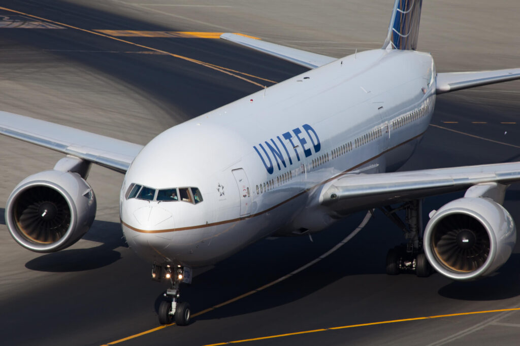 united_airlines_boeing_777_taxiing_to_the_gate_at_dubai_international_airport_dxb.jpg