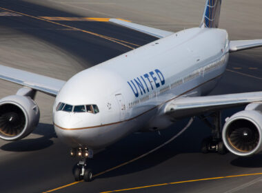 united_airlines_boeing_777_taxiing_to_the_gate_at_dubai_international_airport_dxb.jpg