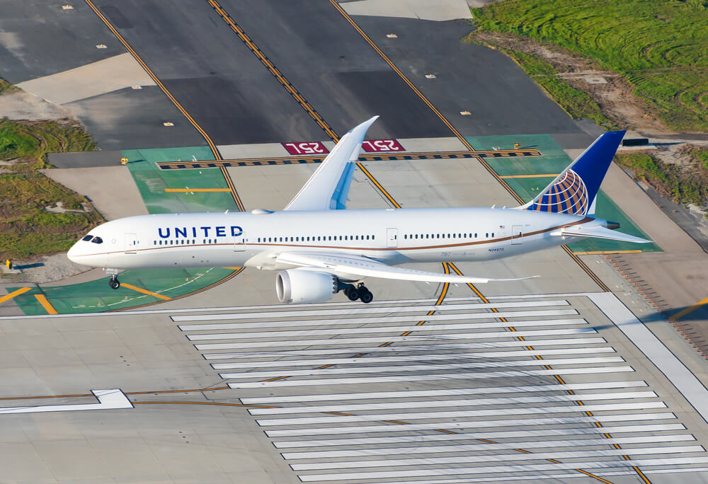 united_airlines_boeing_787_landing_at_los_angeles_international_airprot_lax.jpg
