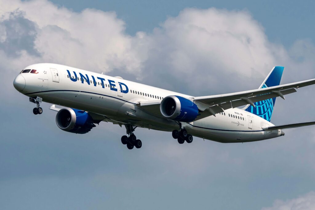 united_airlines_boeing_787_landing_at_washington_dulles_international_airport.jpg