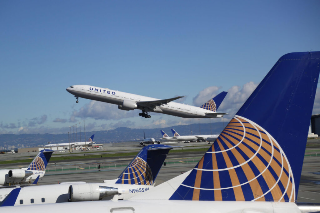 united plane takes off in san franciscojpg united_plane_takes_off_in_san_francisco.jpg