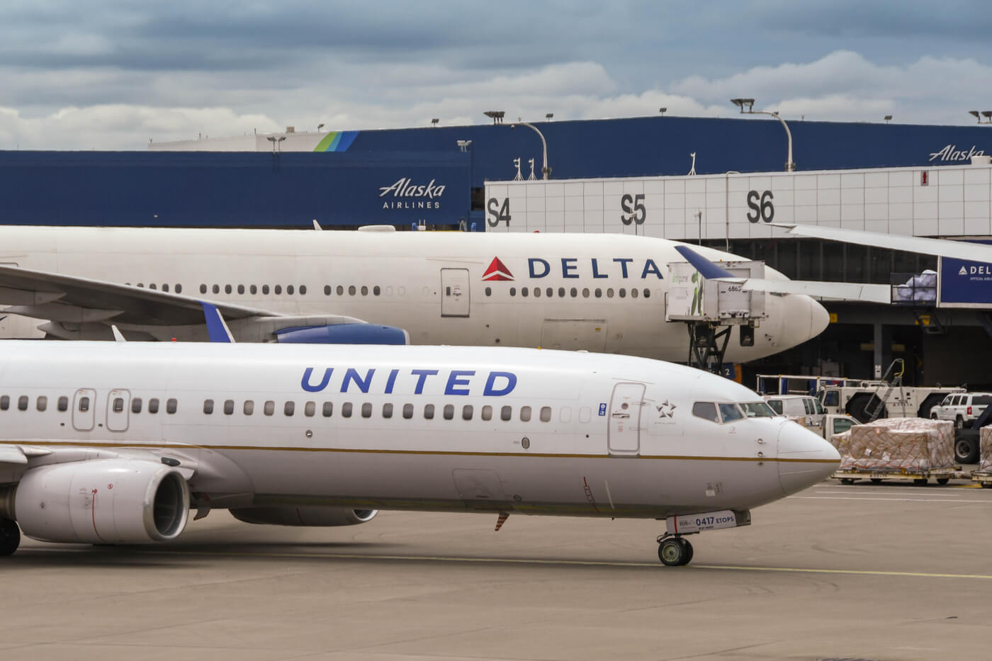 us_legacy_carriers_united_delta_airlines_in_seattle.jpg