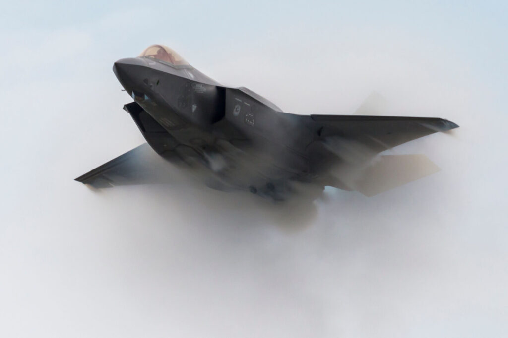 usaf f 35 lightning ii at an airshowjpg usaf_f-35_lightning_ii_at_an_airshow.jpg