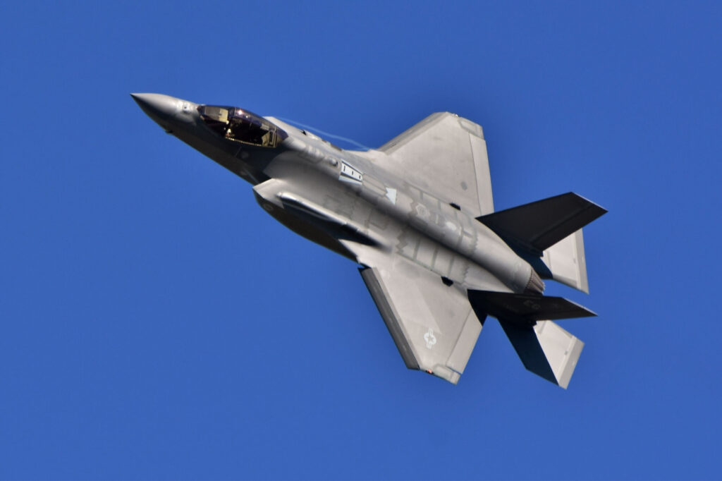 usaf_f-35_lightning_ii_flying.jpg