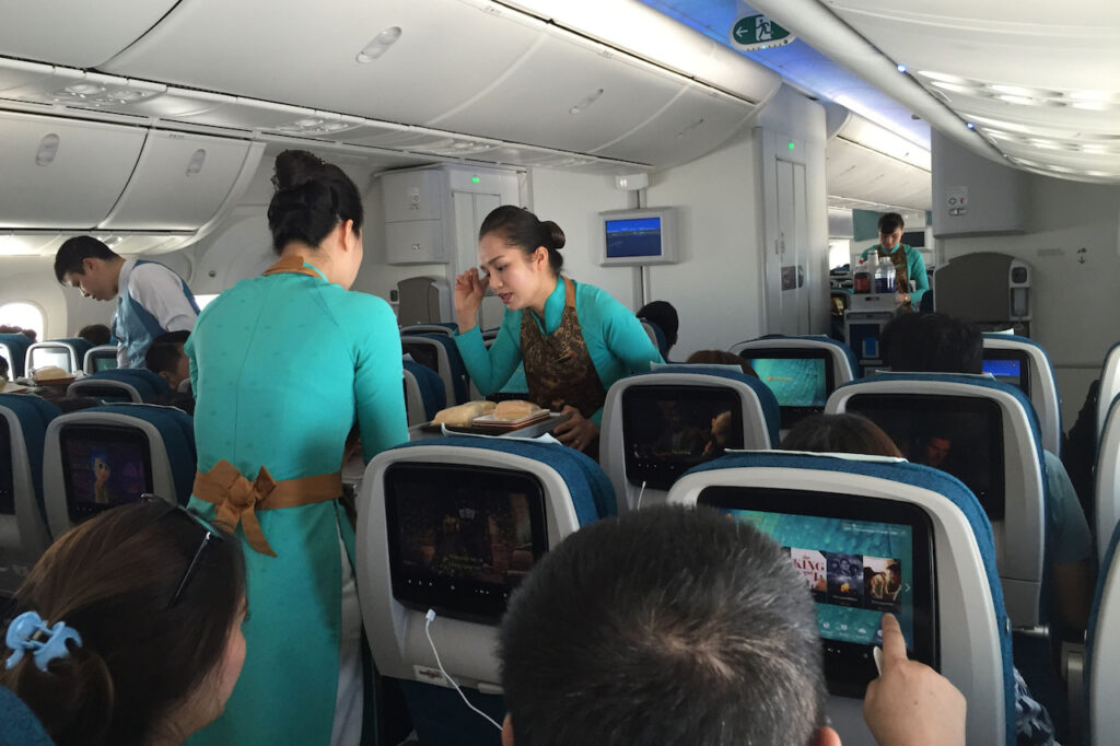vietnam airlines flight attendants