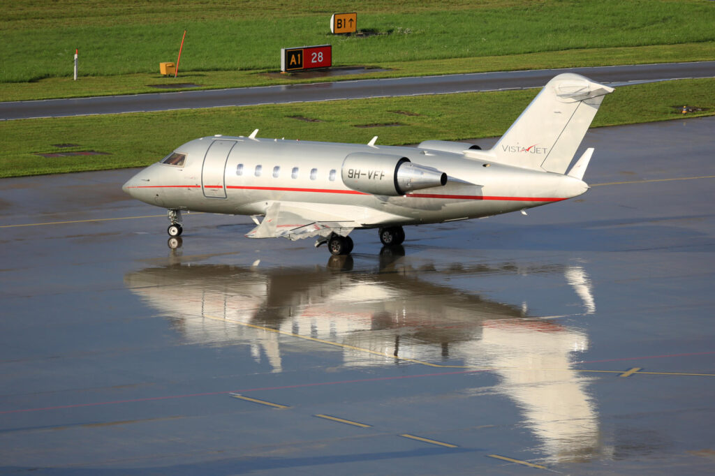 vistajet_bombardier_challenger_605_at_zrh.jpg