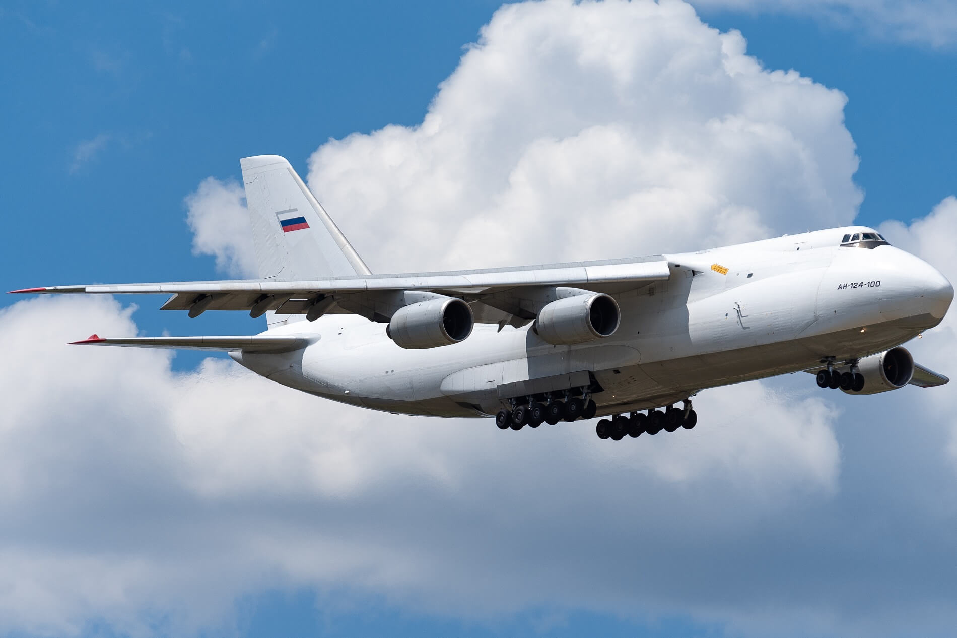 Antonov An-124 suffers runway excursion after emergency landing