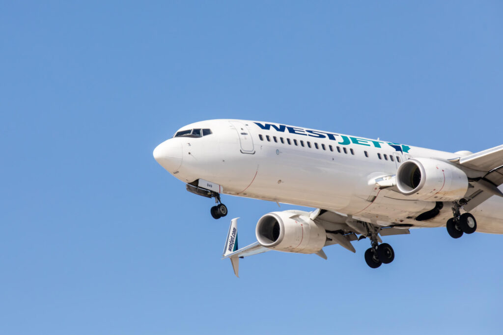 westjet_boeing_737_approaches_toronto.jpg